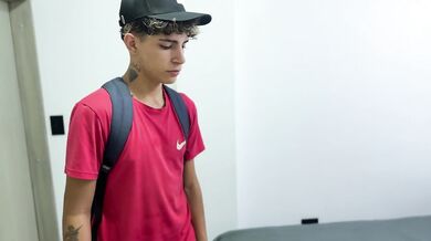 Hijastro CUMPLE SU FANTASIA SEXUAL. Comparto habitación de hotel con mi CULONA MADRASTRA MILF.