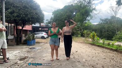 mientras mi amiga se distrae el novio de ella me mete la verga!!