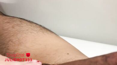 Amateur footjob, a giant ass wiggling in short shorts, cumming on her feet!