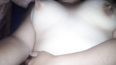 Amamantando a mi marido, unta leche condensada y me chupa muy duro los pezones