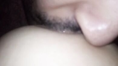 Amamantando a mi marido, unta leche condensada y me chupa muy duro los pezones