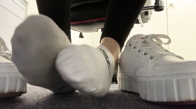 Enjoy my socks and nylon feet while working