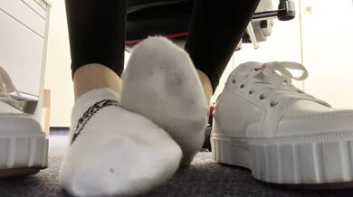 Enjoy my socks and nylon feet while working