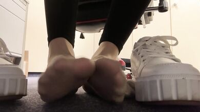 Enjoy my socks and nylon feet while working