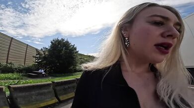 Domina stellt Amazon Prime Typ zur Rede